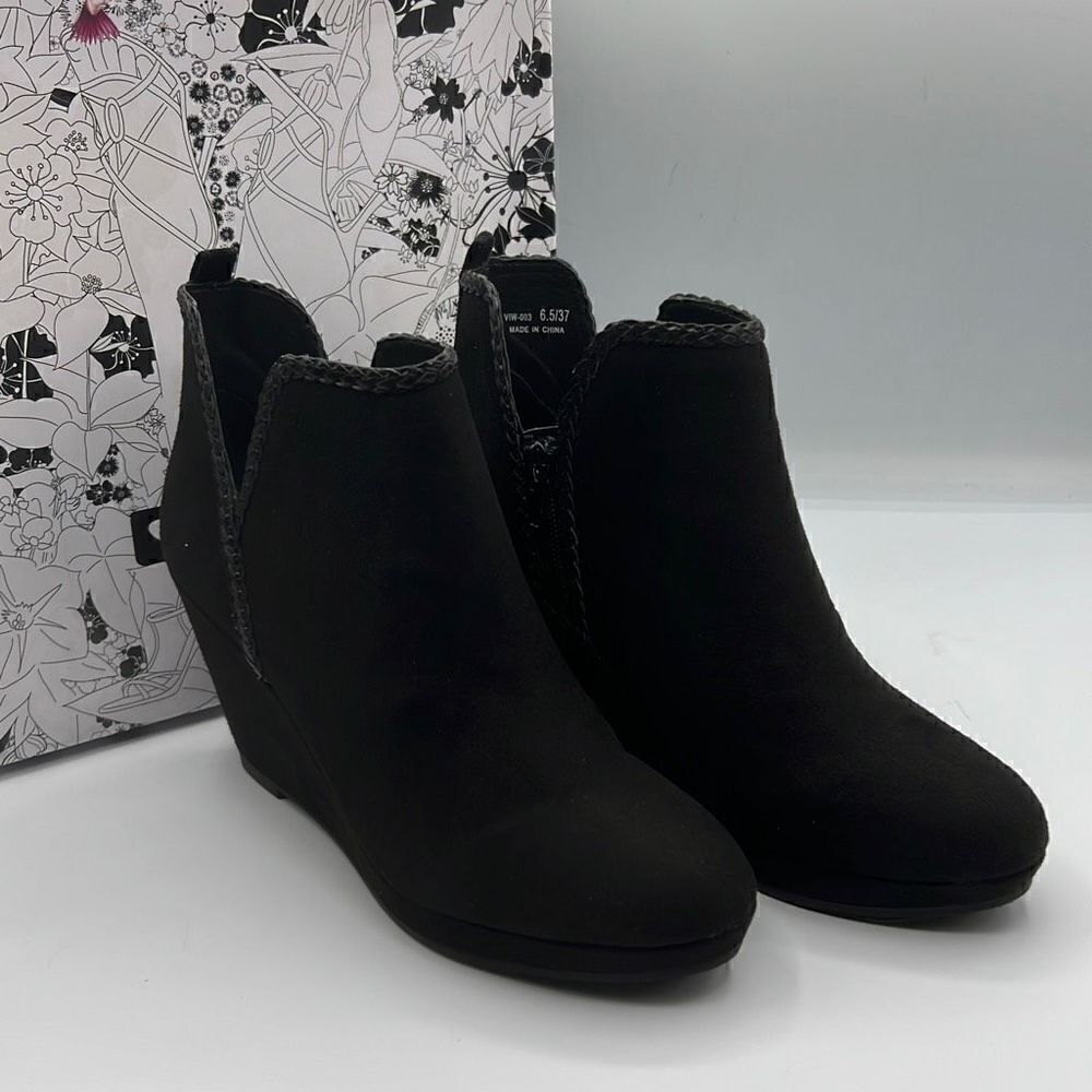 CL by Laundry Volcano Black Suede 6.5